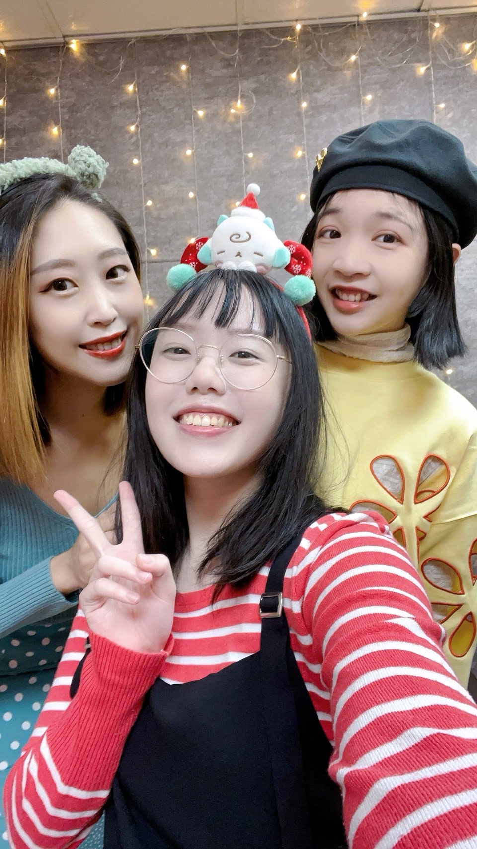 QQ、Winnie及Sola輪流主持