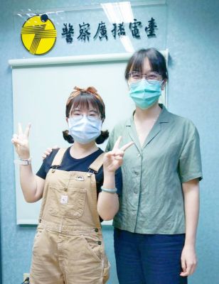《十點笑咪咪》主持人Amy與三軍總醫院一般外科馮安捷醫師合照。