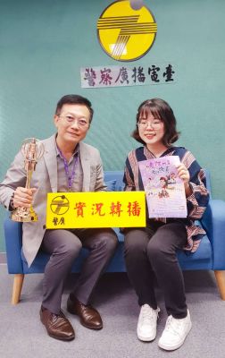 《十點笑咪咪》主持人Amy與蘋果劇團團長方國光合照。